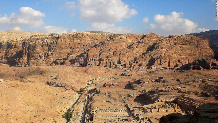 Petra (Jordan): Với niên đại từ khoảng năm 300 TCN, Petra nổi tiếng với những tòa nhà ấn tượng khắc vào vách đá sa thạch đỏ. Bao quanh thành phố cổ là các hẻm núi, tạo ra một mê cung hành lang, giúp nơi đây trở thành bí mật với người châu Âu hàng thế kỷ.