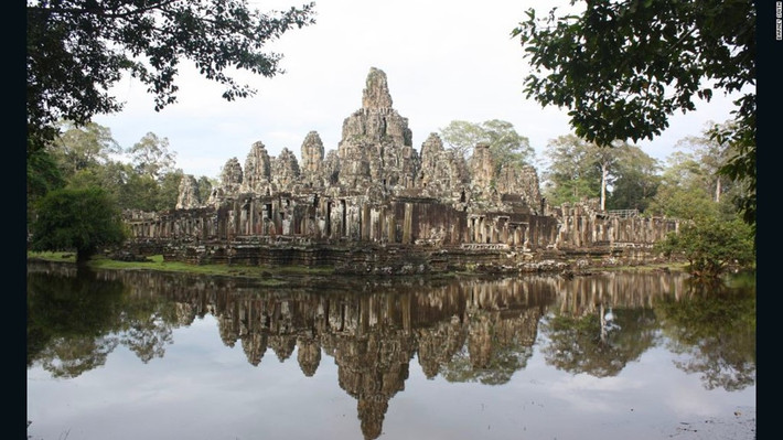 Angkor Wat (Campuchia): Đây từng là một thành phố rộng lớn với hệ thống đường xá, nhà cửa, kênh rạch, ao và đền trải khắp vùng nông thôn Campuchia.