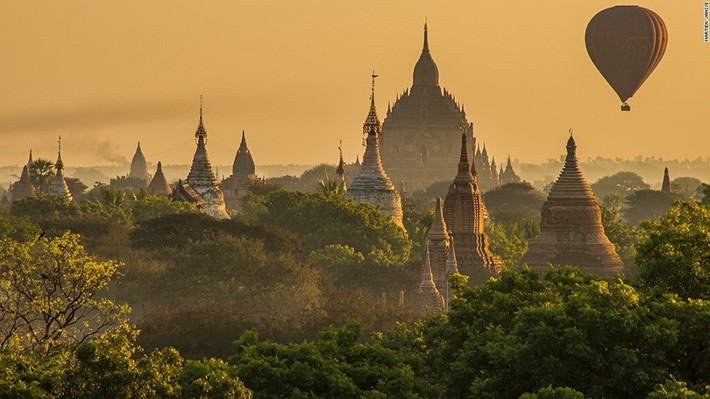 Bagan (Myanmar): Thành phố cổ Bagan là một quần thể gồm hơn 2.000 ngôi đền Phật giáo được xây dựng vào thế kỷ 11, nằm dọc theo sông Irrawaddy.
