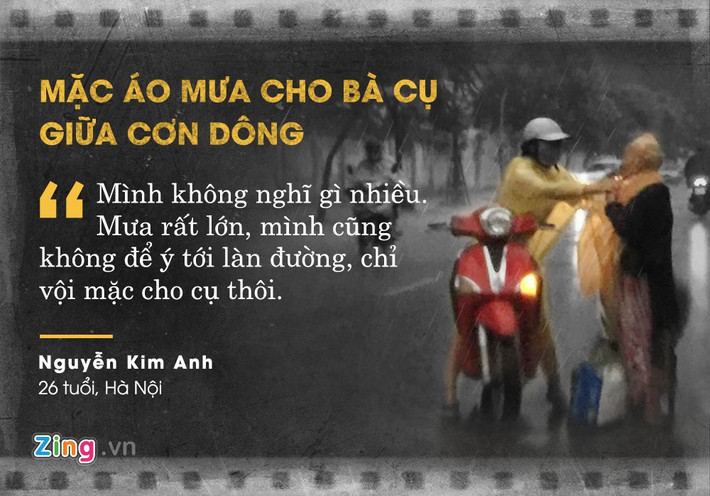 Khoảnh khắc Nguyễn Kim Anh dừng lại giữa trời mưa dông, mặc áo mưa cho bà cụ tại phố Nam Cao (Hà Nội) chiều 28/5 khiến nhiều người cảm động. Ảnh: Quan Trần.