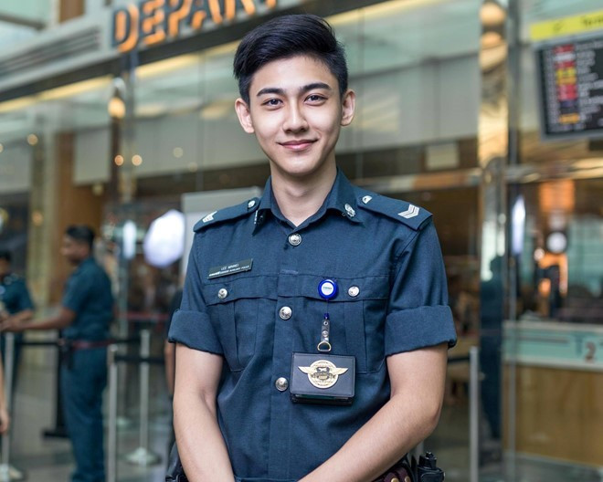 Lee Minwei (Singapore) hiện là cảnh sát hỗ trợ tại sân bay Changi. Chàng trai 22 tuổi bất ngờ có hàng chục nghìn fan khi hành khách lén chụp ảnh anh và đăng lên mạng. Nụ cười duyên cùng phong thái làm việc chuyên nghiệp, tận tâm của Minwei khiến anh dễ dàng ghi điểm trong mắt nhiều người. Ảnh: FB Changi Airport.