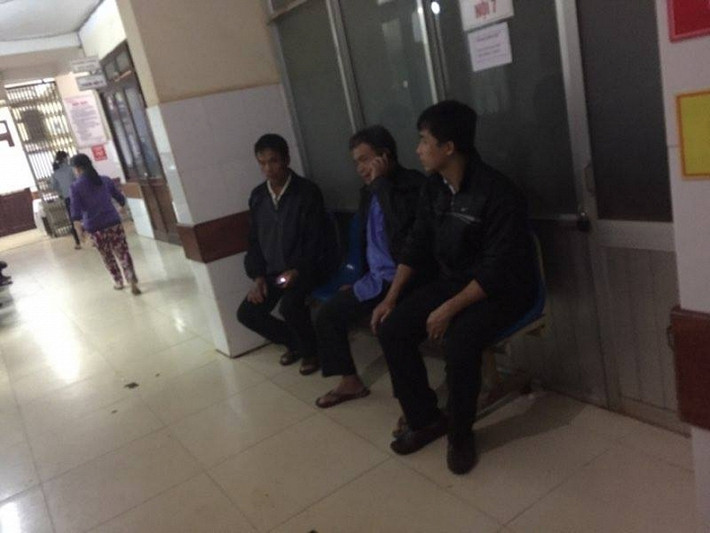 Người thân thẫn thờ ngồi đợi bên ngoài phòng cấp cứu.