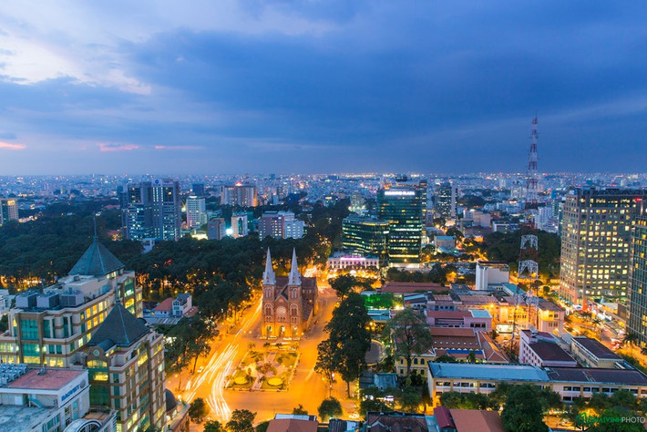 Nhà thờ Đức Bà, một trong những di tích kiến trúc nổi tiếng nhất của thành phố nhìn từ trên cao.