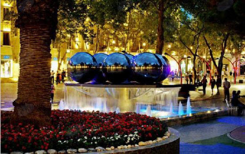 Baku, Azerbaijan Thành phố Baku có lịch sử đầy biến động từ thủ đô của Ba Tư cho đến trở thành một lãnh thổ của Liên Xô. Một trong những điểm du lịch hấp dẫn Châu Á này nổi tiếng với những đường phố nhỏ, nhà thờ, các tòa nhà cổ. Thành phố cũng là nơi tổ chức nhiều hoạt động văn hóa, nghệ thuật cũng như trở thành một trung tâm thương mại náo nhiệt.