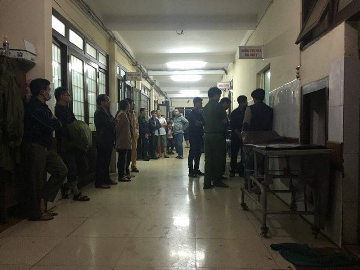 Lãnh đạo Công an Tỉnh có mặt tại bệnh viện thăm hỏi, trấn an gia đình các nạn nhân.