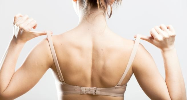 Nếu bị phát ban đỏ hoặc vết hằn trên vai, bạn đang mặc chiếc áo ngực sai kích thước. Sai lầm này có thể làm tăng nguy cơ nhiễm nấm.