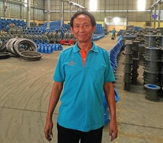 7. Người đàn ông vô gia cư đổi đời nhờ đức tính trung thực: Woralop (44 tuổi, sống tại Thái Lan) nhặt được chiếc ví, bên trong có thẻ tín dụng và 20.000 baht (580 USD) tại một ga tàu điện ngầm và nộp toàn bộ cho cảnh sát địa phương. Để đền đáp, chủ nhân chiếc ví nhận ông Woralop vào làm tại nhà máy của mình với mức lương 11.000 baht (317 USD)/tháng và tặng ông một căn hộ khá tiện nghi. Ảnh: SWNS.