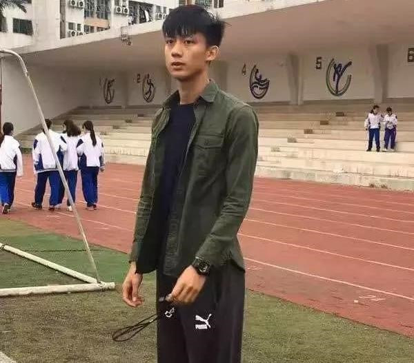 Thầy giáo Thể dục (Trung Quốc) hiện nổi tiếng với phần lớn nữ sinh trong trường. Dù chưa rõ danh tính, khá nghiêm khắc và lạnh lùng, không thích chụp ảnh cùng phái đẹp, nam giáo viên trẻ vẫn nhận được sự yêu mến và "cơn mưa lời khen" từ dân mạng. Ảnh: Southcn.