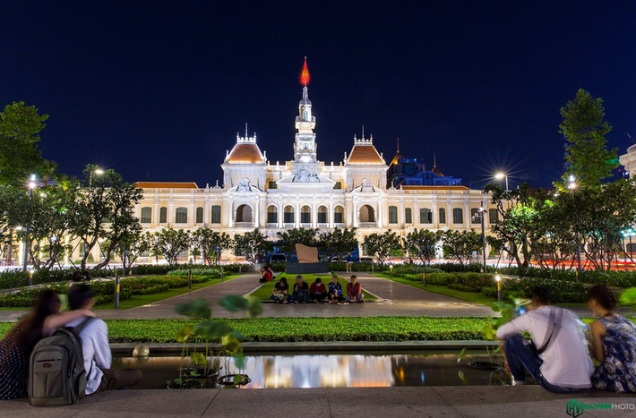 Dưới chân tượng đài Chủ tịch Hồ Chí Minh phía trước uỷ ban tập trung rất nhiều bạn trẻ, du khách tới tham quan, vui chơi về đêm.