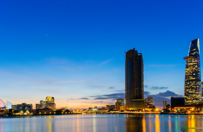 Bên kia bờ, phía quận 4, có di tích lịch sử nổi tiếng ở Sài Gòn, bến Nhà Rồng xưa và bây giờ là bảo tàng Hồ Chí Minh.