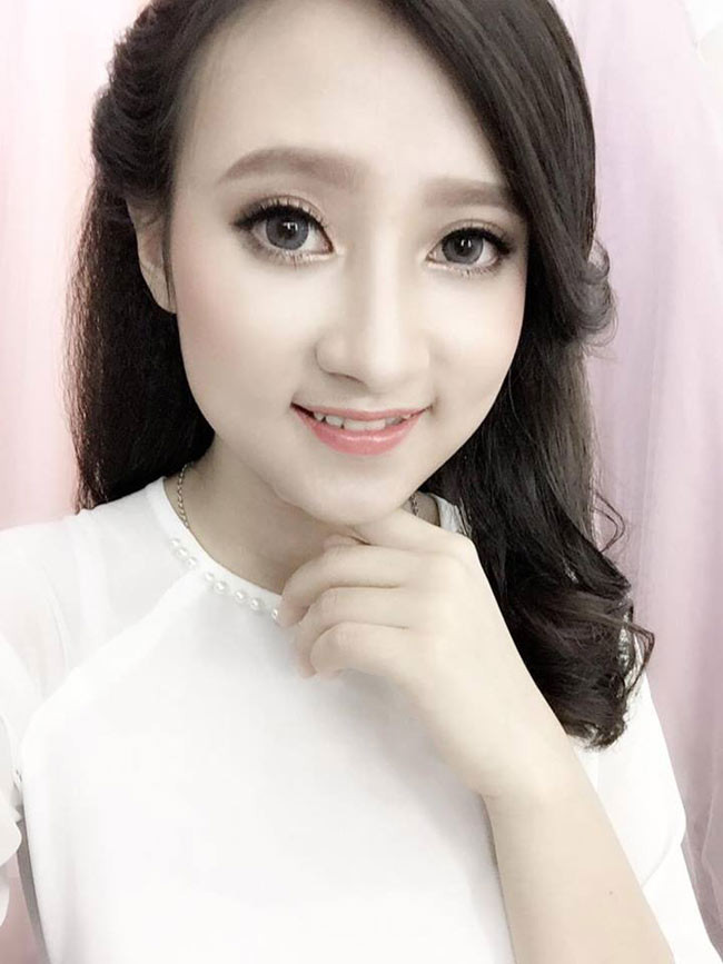 Sở hữu nụ cười rạng rỡ và gương mặt baby, fan nữ Hà thành hút mọi ánh nhìn. Cô lọt vào ống kính của không ít phóng viên báo chí có mặt tại sân vận động Mỹ Đình.