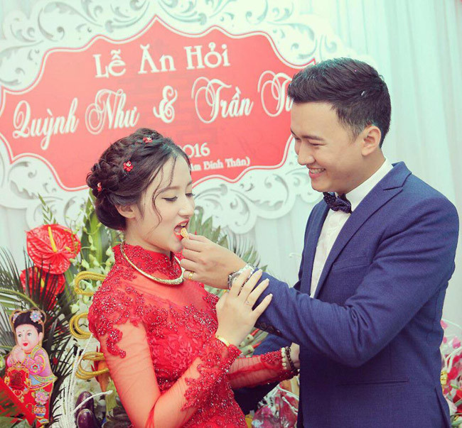 Lễ cưới của họ được tổ chức tại Hà Nội. Clip ghi lại cảnh cô dâu, chú rể cùng song ca bài hát "Sau tất cả" được dân mạng chia sẻ "rần rần".