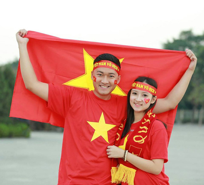 Càng bất ngờ hơn khi người đi cùng cô nàng đến cổ vũ cho cổ động viên cho đội bóng của HLV Hữu Thắng là một BTV của kênh Quốc phòng Việt Nam.