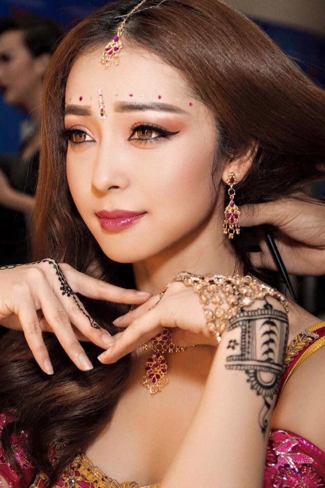 Jennifer Phạm "Người nói yêu em đi, người nói thương em đi. Để cho con tim này đừng ngóng trông hao gầy. Hãy đến bên em đi, để cho tình trọn vẹn chúng ta. Vì nơi con tim này luôn có , tình yêu dấu kín cùng thương nhớ.....cho anh".