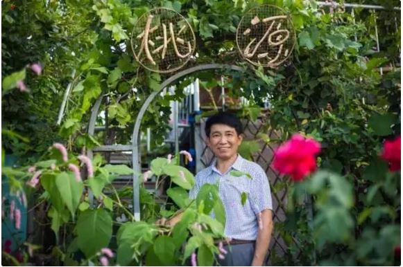 Diện tích mỗi tầng cây đều khác nhau và được ông Gao sắp xếp khéo léo để tận dụng được tối đa diện tích. Bởi có đến tận 5 tầng nên mảnh vườn treo này vô cùng đa dạng, từ rau xanh, hoa cho đến trái cây đều đầy đủ.