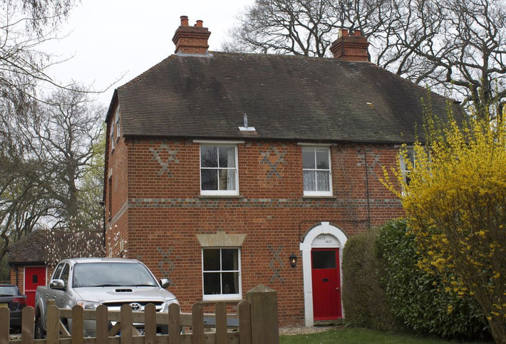 Đến với ngôi làng Bradfield Southend, bạn sẽ tìm thấy ngôi nhà thơ ấu của Công nương Kate Middleton. Cha mẹ cô, Michael và Carole Middleton, đã mua căn nhà này trong năm 1979 để nuôi lớn ba đứa con của họ. Tuy nhiên, từ tháng 5 năm 1984 đến tháng 9 năm 1986, gia đình chuyển đến Amman, Jordan, nơi cha mẹ cô làm việc cho British Airways.