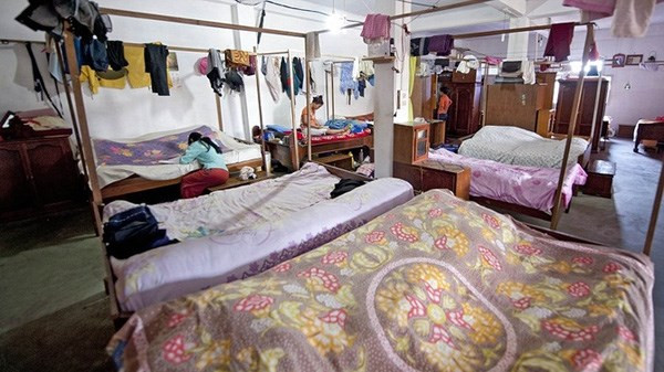 Được biết Ziona Chana là người đứng đầu của một giáo phái tại Ấn Độ cho phép các thành viên lấy nhiều vợ tùy ý. Kỷ lục của người đàn ông này là lấy đến 10 người vợ trong một năm. Tuy nhiên Ziona Chana vẫn không hề có ý định ngừng lấy vợ. Ông đang có ý định lấy thêm người vợ thứ 40 đến từ nước Mỹ để mở rộng thêm "phạm vi" cho môn phái của mình.