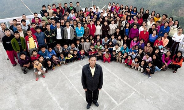 Một người đàn ông đã khiến cả thế giới phải kinh ngạc khi có thể làm chủ gia đình lớn nhất trên thế giới. Ziona Chana đến từ làng Bakwang, Ấn Độ, là người đàn ông có 39 vợ, 94 con và 33 cháu. Theo như Ziona chia sẻ, ông thấy mình thật may mắn khi có nhiều vợ và đông con đông cháu như vậy.