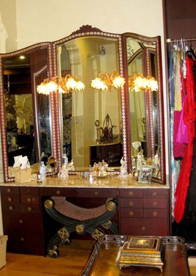 Điểm nhấn là bộ đèn độc đáo để bắt sáng cho gương, giúp chủ nhân trang điểm dễ dàng hơn.