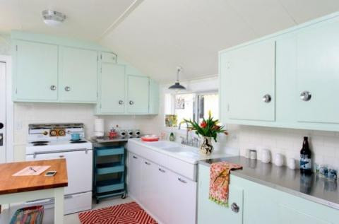 Tủ bếp xanh pastel là điểm nhấn thư thái cho không gian nấu nướng.