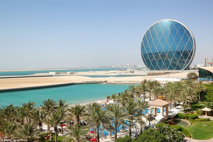 Trụ sở của tập đoàn bất động sản Aldar ở Abu Dhabi có hình một chiếc gương cầu khổng lồ.