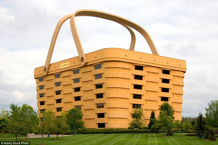 Trụ sở hình chiếc giỏ khổng lồ của công ty Longaberger ở thành phố Newark, bang Ohio, Mỹ.