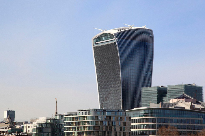 Tòa nhà văn phòng Walkie Talkie cao 37 tầng ở London được bình chọn là tòa nhà xấu nhất và đáng ghét nhất tại Anh.