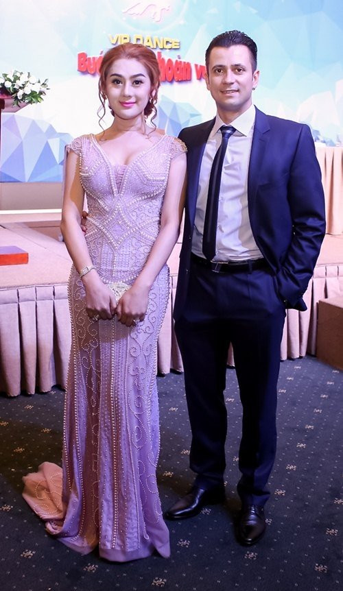 Mới đây nhất, khi xuất hiện trong buổi họp báo ra mắt dàn thí sinh Bước nhảy Hoàn vũ - Vip dance 2016, Lâm Chi Khanh một lần nữa khiến công chúng ngỡ ngàng với vẻ ngoài nữ tính nhưng gương mặt có nhiều nét khác lạ. “Công chúa” họ Lâm diện váy dạ hội gợi cảm nổi bật với chiếc cằm V-line thon gọn cùng sống mũi cao. Nhiều người cho rằng nữ ca sĩ đã đi “đại tu” lại nhan sắc trước khi quay trở lại sóng truyền hình.