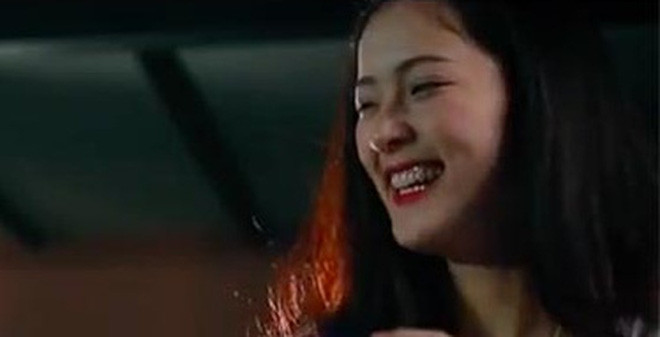 Tuy sở hữu khuôn mặt ưa nhìn, khá cân đối nhưng lúc đó Hạ Vi còn để lộ hàm răng chưa thực sự hoàn hảo. Tuy nhiên, sự vô tư "khoe" nhược điểm nhan sắc lại giúp cho Hạ Vi thể hiện được cách diễn xuất tự tin, không bị gượng gạo.