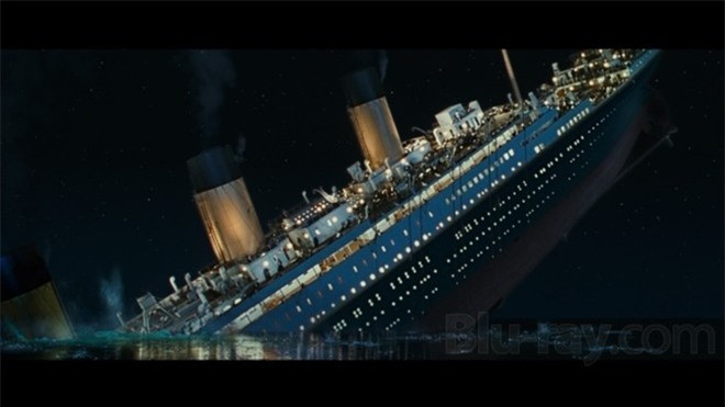 Titanic từng được mệnh danh con tàu "khổng lồ, không thể chìm được", gặp nạn trong chuyến hạ thủy đầu tiên trên hành trình vượt Đại Tây Dương, từ Southampton, Anh, đến New York, Mỹ. Con tàu huyền thoại chìm do đâm vào tảng băng trôi lúc 23h40 đêm 14/4/1912 và chìm xuống biển sau chưa đầy 3 giờ đồng hồ. Chỉ 710 người may mắn được tàu RMS Carpathia cứu thoát trong tổng số 2.224 hành khách và thủy thủ đoàn. Ảnh minh họa: Bluray