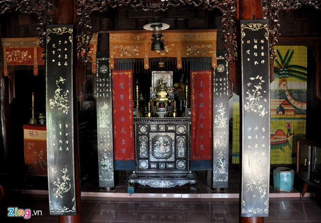 Gia đình ông Lê Lý (thôn Đông, xã An Hải) đang sống trong căn nhà cổ hơn 150 năm dựng trên 42 cột. Trước đây, căn nhà có mái lợp bằng cỏ tranh, nhưng vật liệu này ngày càng ít dần nên gia đình ông lợp mái bằng ngói đất. Ông Lý cho biết, nhiệt độ trong nhà cổ luôn hài hòa (mùa nắng thì mát, mùa đông ấm áp), không gian yên tĩnh.