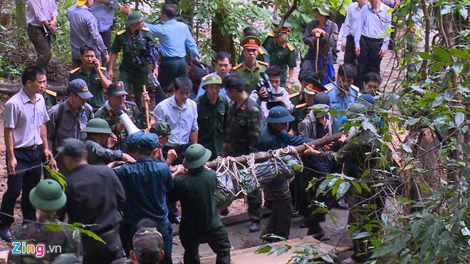 Đầu giờ chiều, các cán bộ, chiến sĩ lực lượng cứu hộ tổ chức đưa thi thể 3 phi công xuống núi.