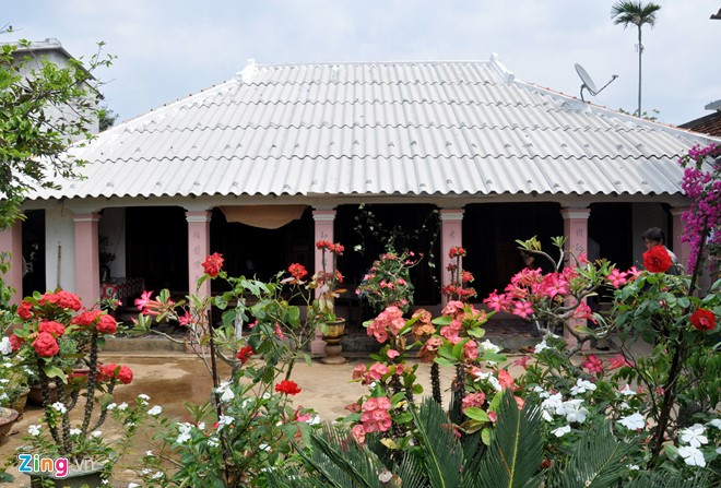 Do thường xuyên đối mặt với gió bão, người dân nơi đây dần mái lợp ngói hoặc tôn xi măng cho phù hợp.