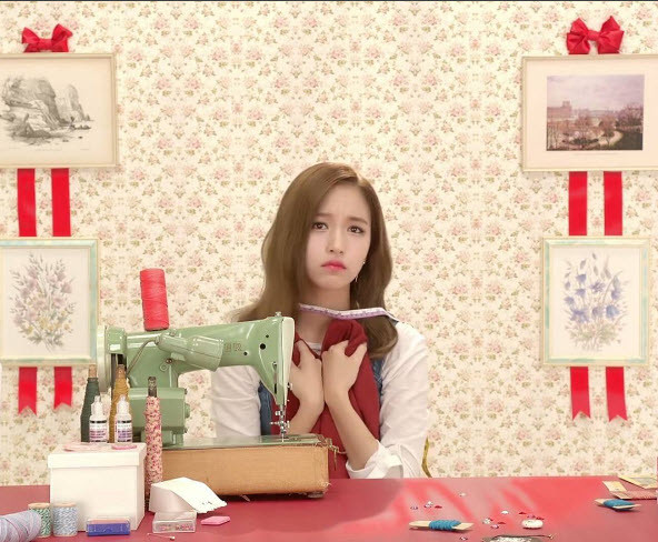 Mina Myoui “Thiên nga đen” của công ty giải trí JYP sinh ra ở Mỹ và lớn lên ở Nhật. Bố cô là giáo sư khoa chỉnh hình của bệnh viện ở Osaka, Nhật. Ông cũng là thành viên kỳ cựu của một hiệp hội chỉnh hình chấn thương ở Mỹ. Nhờ xuất thân giàu có nên Mina được hưởng nhiều chế độ giáo dục tốt ngay từ nhỏ. Từ nhỏ cô được bố cho đi học múa ballet trong 11 năm. Năm 2013, trong lúc đi mua sắm với mẹ tại một trung tâm thương mại, Mina được phát hiện tài năng ca hát, vũ đạo nhờ một nhân viên trong công ty JYP. Sau đó cô được mời đi thử giọng và trở thành thực tập sinh tại JYP ở Hàn Quốc. Tháng 7 năm ngoái, Mina chính thức là thành viên thứ 9 trong nhóm Twice.