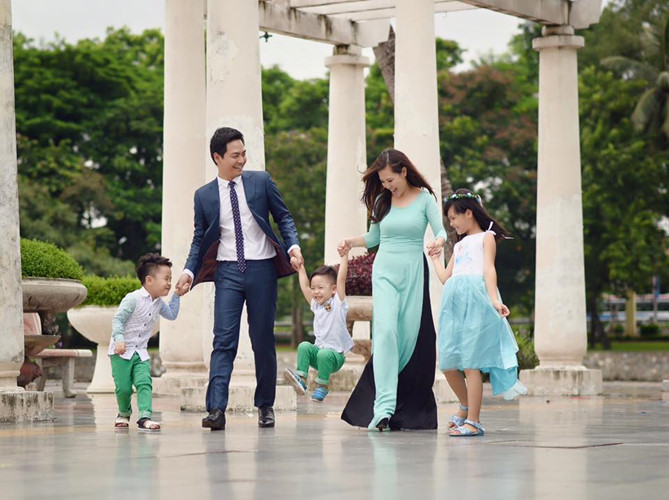 Phan Anh và vợ yêu nhau 7 năm trước khi kết hôn. Sau 10 năm sống chung dưới một mái nhà, gia tài lớn nhất của họ chính là 3 người con đáng yêu.