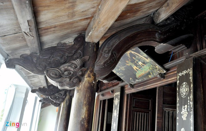 Gian nhà chính với nhiều cửa gỗ, kèo, cột gắn kết chặt với nhau. Người dân nơi đây đã mời thợ mộc Kim Bồng (Quảng Nam) và thợ chạm, cẩn xà cừ (Thừa Thiên - Huế) vào Lý Sơn để làm trong 5-6 tháng.