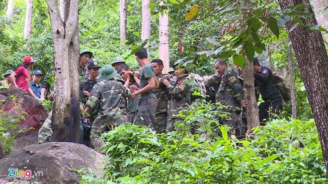 Đường núi hiểm trở nên đến 15h15 cùng ngày, đội cứu hộ mới đưa được ba phi công gặp nạn xuống điểm dừng chân tại khuôn viên chùa Kim Liên.