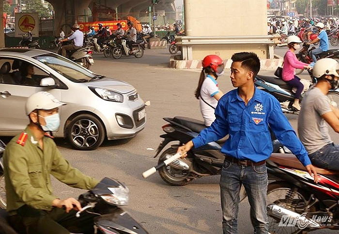 Đội ngũ thanh niên tình nguyện tham gia phân luồng chống ùn tắc giao thông.