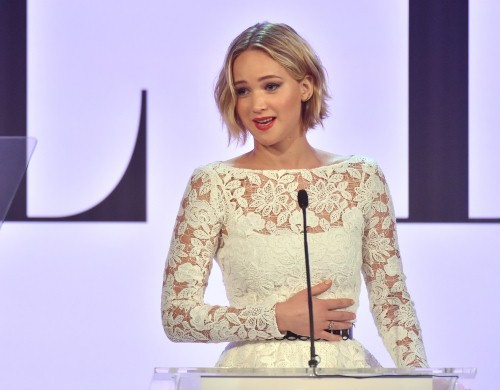Cân nặng của Jennifer Lawrence đã từng là chủ đề bàn tán của cư dân mạng trong một thời gian dài. Khi được hỏi về vấn đề này tại Yahoo Q&A, nữ diễn viên đã tỏ ra vô cùng bức xúc: “Này các bạn, hãy hài lòng với ngoại hình của mình đi! Bạn định nhịn đói chỉ để làm vừa mắt người khác ư? Điều đó thật ngu ngốc. Tôi thì tôi rất thích ăn”.