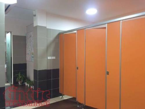 Nhà VSCC được chia làm 3 phòng: nhà vệ sinh nam, nữ và dành cho người khuyết tật.