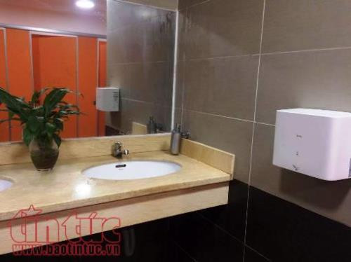 Các thiết bị hiện đại: Cây cảnh, bồn rửa và máy sấy tay...