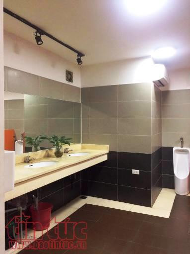 Ngay cửa ra vào nhà VSCC có bản đồ phố cổ Hà Nội để du khách tiện theo dõi. Tại đây, có 2 nhân viên thay nhau thường xuyên túc trực, bán vé và dọn dẹp hàng ngày.