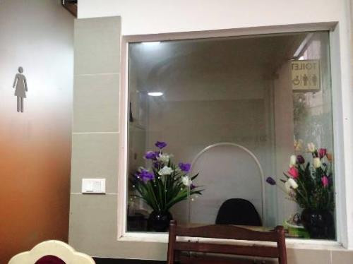 Ngay từ đầu ngõ đã có biển chỉ dẫn vào nhà VSCC bằng cả tiếng Việt và tiếng Anh. Khu VSCC gồm 3 phòng: Nhà vệ sinh nam, nữ và một phòng riêng dành cho người khuyết tật. Bên trong mỗi phòng đều được ốp đá, trang bị thiết bị vệ sinh “xịn”, có máy lạnh, nước rửa tay, máy sấy khô tay, cây hoa cảnh...