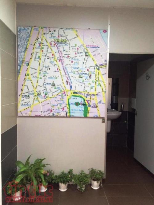 Nhà vệ sinh siêu sang ở Hà Nội này được huy động nguồn vốn từ xã hội hóa do Công ty Thăng Long thực hiện. Đại diện công ty này cho biết, công ty này đã đầu tư khoảng 2 tỷ đồng để nâng cấp 3 nhà VSCC tại số 5 Hàng Giầy, số 38 Hàng Giầy và 50 Gia Ngư.