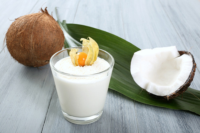 8. Kem dừa Cho dù ở dạng sữa hay kem, nó đều có thể thay thế cho dầu ăn và mang đến độ mịn cho món ăn. Cần lưu ý kem nhiều chất béo hơn sữa, do đó nó gần giống với dầu ăn hơn.