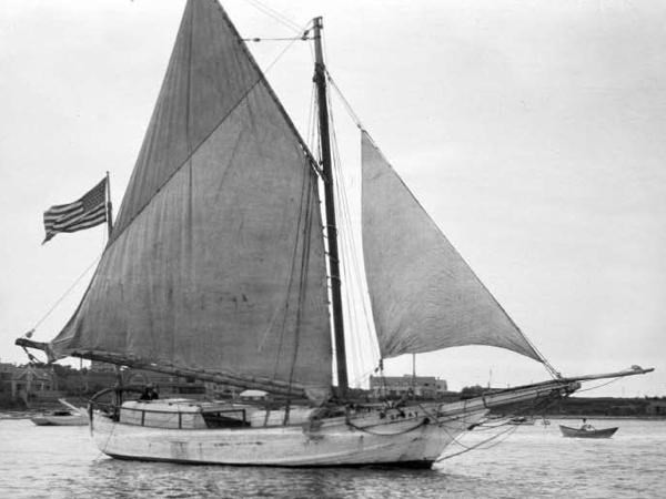Người đầu tiên chèo thuyền một mình khắp thế giới Ngày 24/4/1895, Joshua Slocum, 51 tuổi, đã bắt đầu cuộc hành trình chèo thuyền một mình đi khắp thế giới của mình. Ngày 27/6/1898, ông trở về sau khi đã đi được quãng đường khoảng 74.000km và vượt qua nhiều chướng ngại, kể cả cướp biển và những cơn bão nguy hiểm.