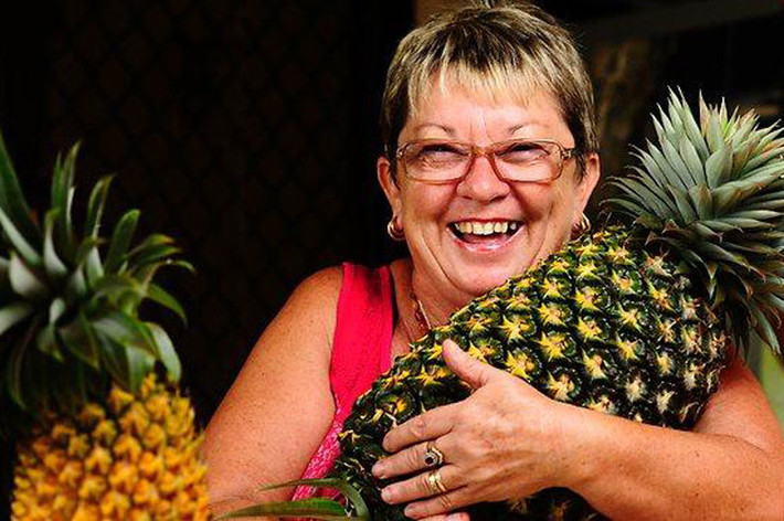 Dứa lớn nhất thế giới có chiều dài 32cm, nặng 8,28kg được bà Christine McCallum ở Bakewell, Australia trồng vào năm 2011.
