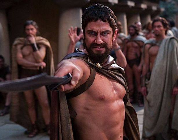 Tạo hình Gerard Butler trong phim với vai thần Set. Nam thần Gerard Butler là diễn viên người Scotland, sinh năm 1969. Sau khi tốt nghiệp trường luật, anh rẽ hướng sang làm diễn viên từ những năm 1990. Anh từng góp mặt trong tập phim Tomorrow Never Dies (1997) thuộc seri phim Điệp Viên 007.