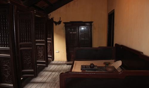 Tiếp theo gian thờ là gian giữa (phòng tiếp cố nhân).