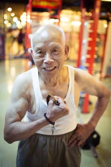 Bên cạnh đó, ông Shen còn vui mừng cho biết mình đã rủ được con trai và con dâu của mình cùng tập thể dục nâng cao sức khỏe.